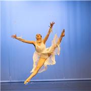 Danseuse et Chorégraphe donne cours de danse dans tout les styles et pour tout les niveaux !